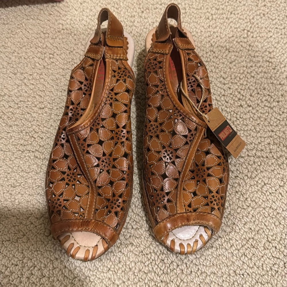 NWT Brown Leather Flower Air Peep Toe